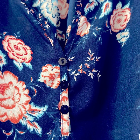 Ladies, Navy & Pink Floral Sleeveless Vented Tunic Blouse || US Medium - Picture 6 of 14